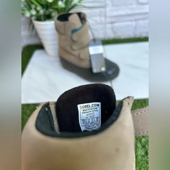 - SOREL Mid high Insulated waterproof Snow boots size 13 like new.unisex