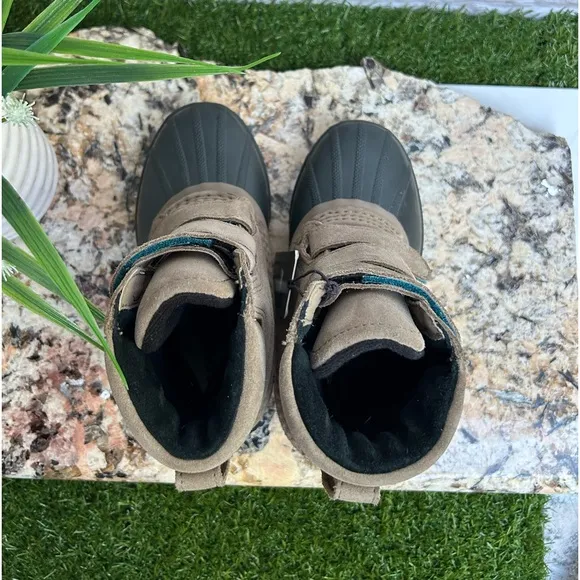 - SOREL Mid high Insulated waterproof Snow boots size 13 like new.unisex