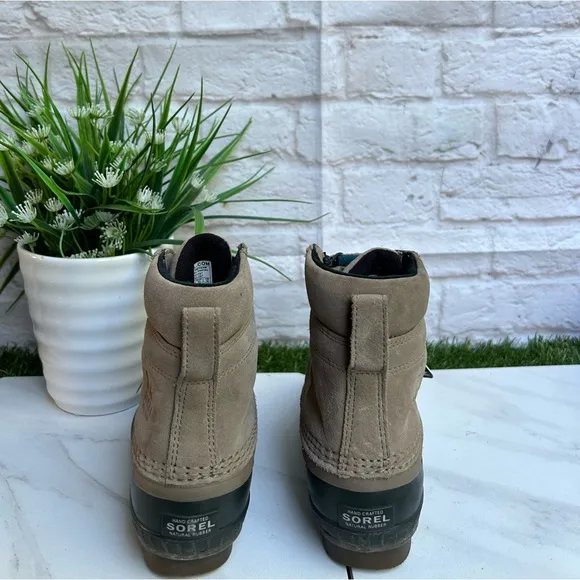 - SOREL Mid high Insulated waterproof Snow boots size 13 like new.unisex