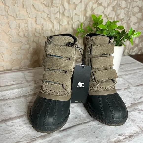- SOREL Mid high Insulated waterproof Snow boots size 13 like new.unisex