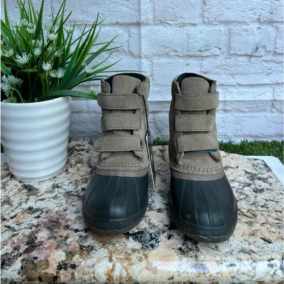 - SOREL Mid high Insulated waterproof Snow boots size 13 like new.unisex