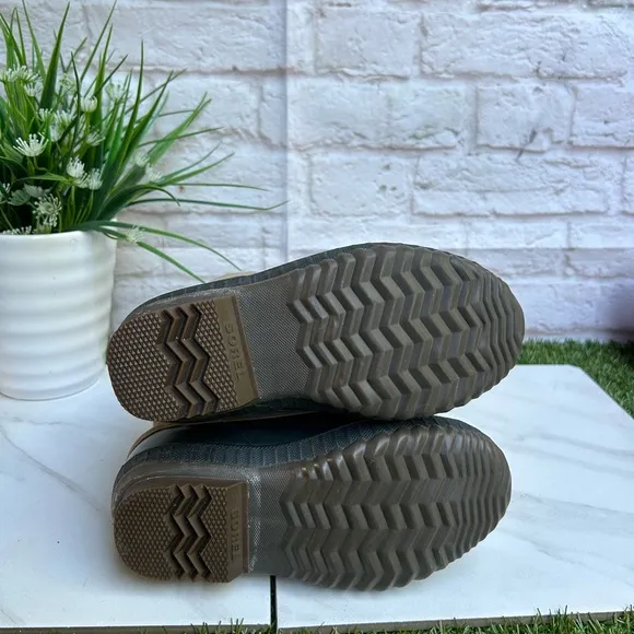 - SOREL Mid high Insulated waterproof Snow boots size 13 like new.unisex