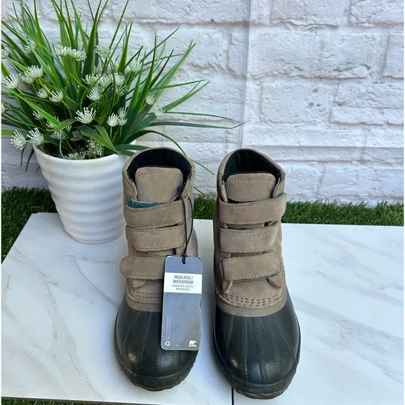 - SOREL Mid high Insulated waterproof Snow boots size 13 like new.unisex