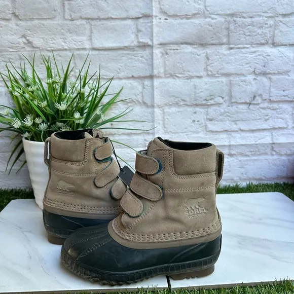 - SOREL Mid high Insulated waterproof Snow boots size 13 like new.unisex