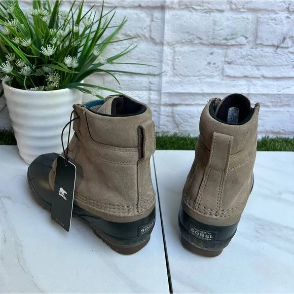 - SOREL Mid high Insulated waterproof Snow boots size 13 like new.unisex