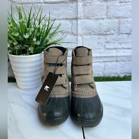 - SOREL Mid high Insulated waterproof Snow boots size 13 like new.unisex