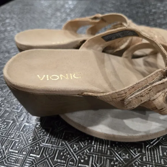 🐢 Vionic Aubrey Size 9 Cork Strappy Sandals. Like new.