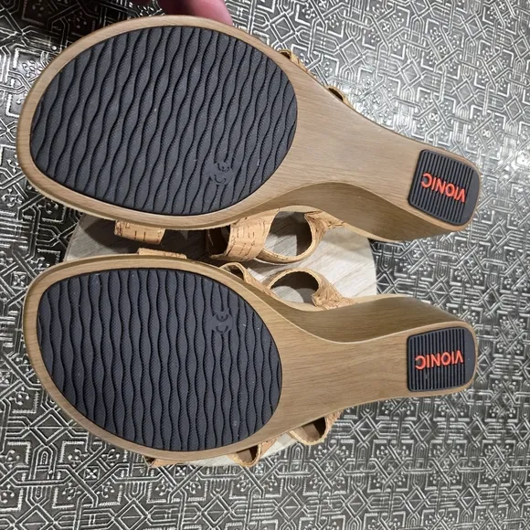 🐢 Vionic Aubrey Size 9 Cork Strappy Sandals. Like new.