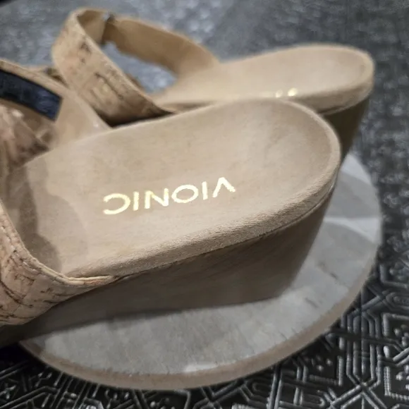 🐢 Vionic Aubrey Size 9 Cork Strappy Sandals. Like new.