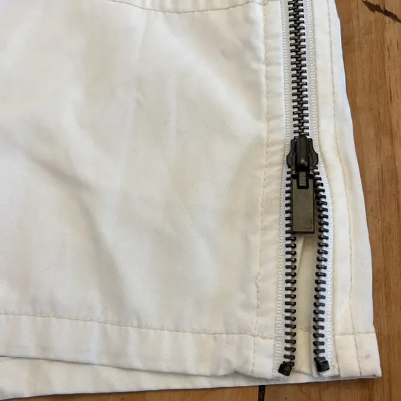 Aem’kei Off White Cotton Shorts, Zippers on sides, adjustable tab waist, Germany
