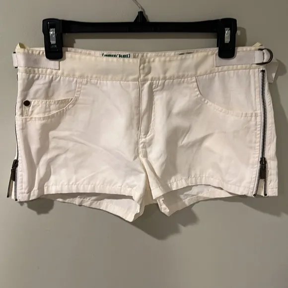 Aem’kei Off White Cotton Shorts, Zippers on sides, adjustable tab waist, Germany