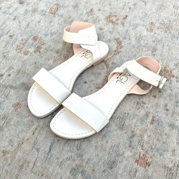 AGL NWT New Flat Ivory Sandals Sz 39.5, 9.5 US