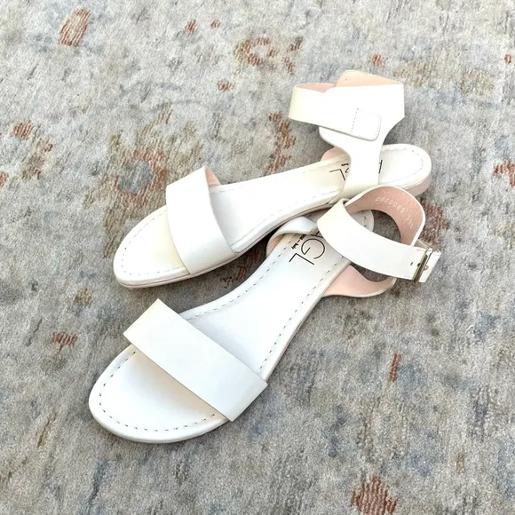 AGL NWT New Flat Ivory Sandals Sz 39.5, 9.5 US