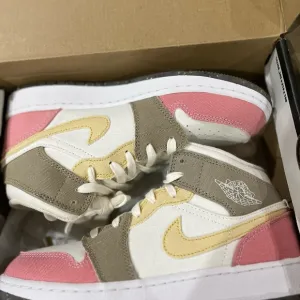 Air Jordan 1 mid pastel vivid green 6.5w 5y new og box