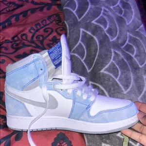 Air Jordan 1 Retro High OG Hyper Royal