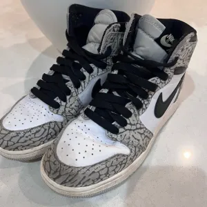 Air Jordan 1 Retro Nike High-Top Sneakers with Embossed Black and Gray Suede