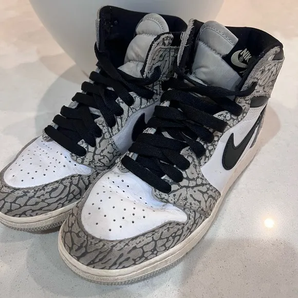 Air Jordan 1 Retro Nike High-Top Sneakers with Embossed Black and Gray Suede