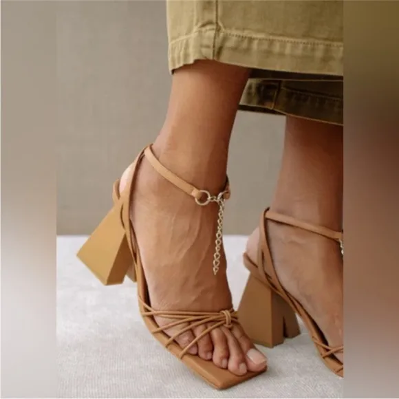 Alohas Cactus Heels in Camel 38