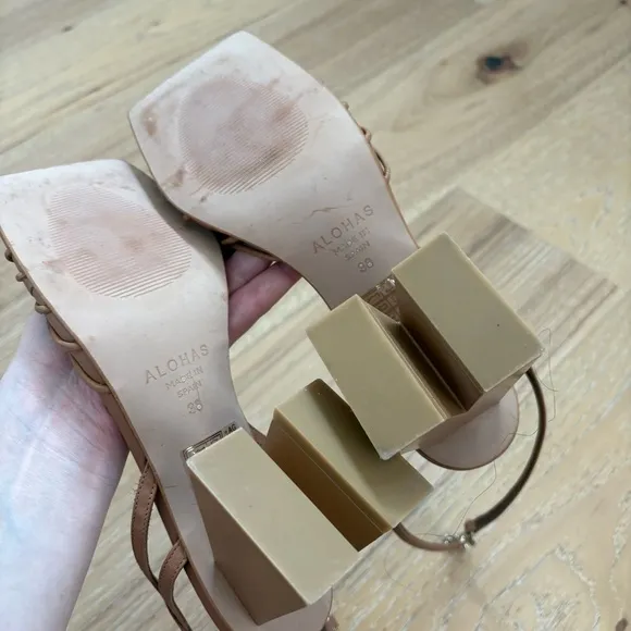 Alohas Cactus Heels in Camel 38