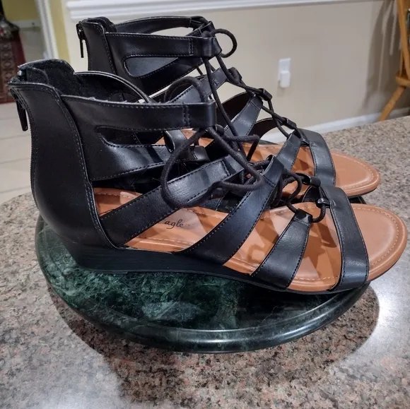 Américan Aegle Gladiator flat sandals size 10