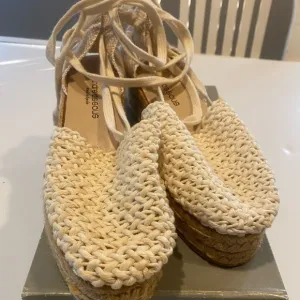 ANDRE ASSOUS VINTAGE IVORY ESPADRILLES BRAND NEW SIZE 9 CLOSED TOES