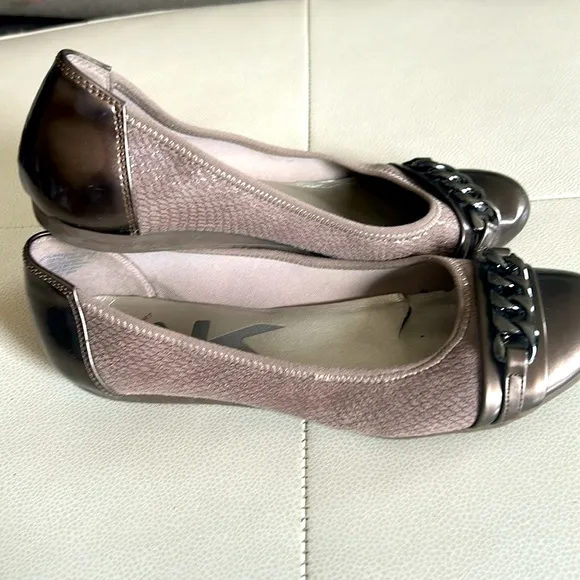 Anne Klein sport Women's Metallic Chain Ballet Flats- 8 1/2