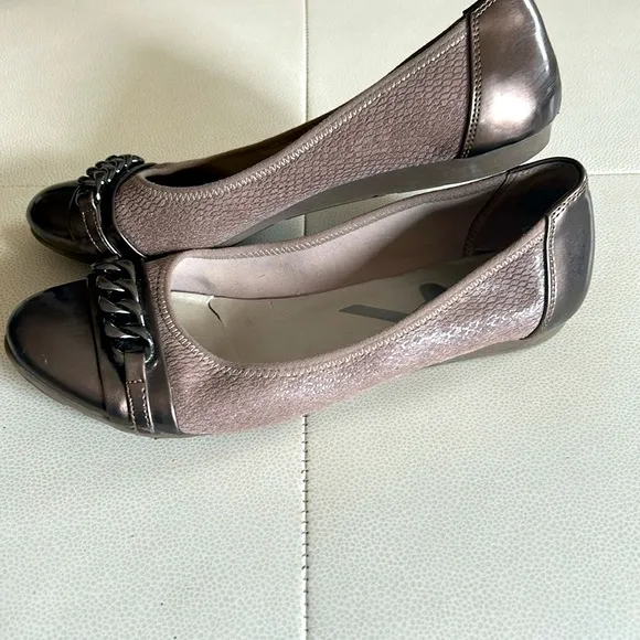 Anne Klein sport Women's Metallic Chain Ballet Flats- 8 1/2