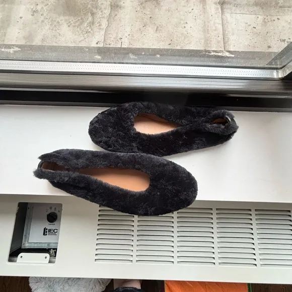 AQUATALIA Brinley Shearling Ballet Flats in Black