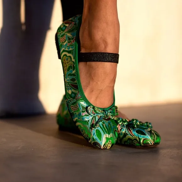 BC Born in California Footwear Green Multi Brocade Ballet Flats Size 7.  New.