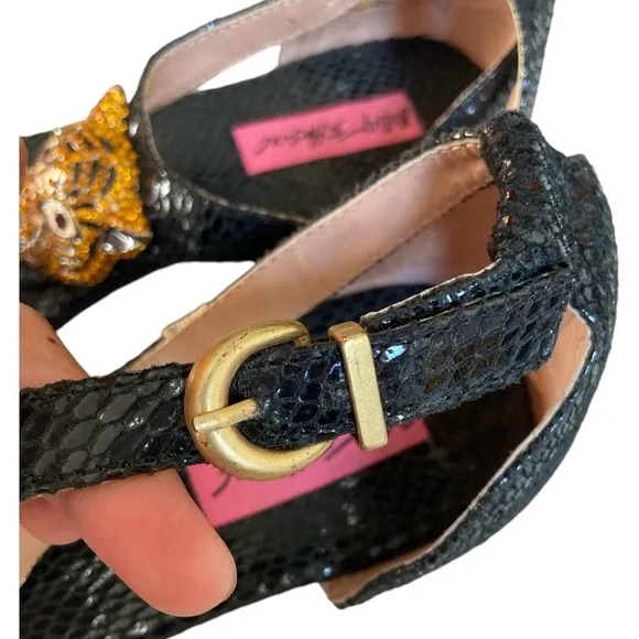 Betsey Johnson Kahluua black Flat Tiger Head Embellished Sandals size 7.5