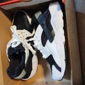 Black and White Nike Huarache Run