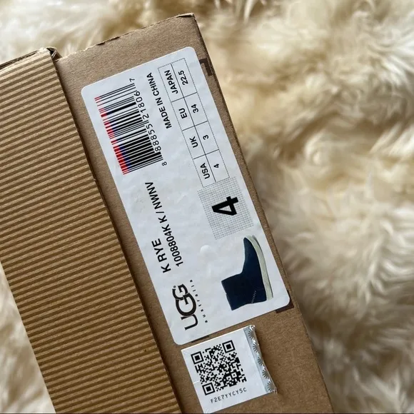 BNIB UGG Wool lined snow boots rye size 4