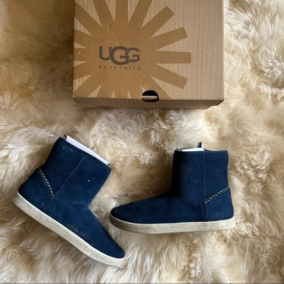 BNIB UGG Wool lined snow boots rye size 4