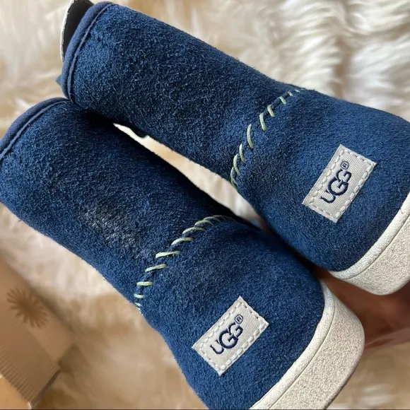 BNIB UGG Wool lined snow boots rye size 4