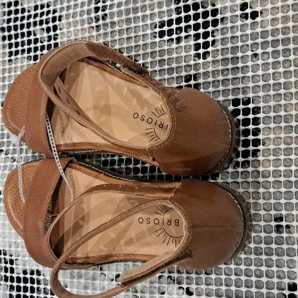 Brioso Vista Asymmetrical Strappy Flat Sandals