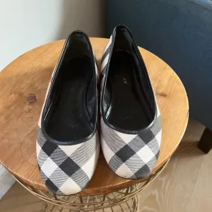 Burberry Nova Check Ballet Flats Size 39.5 / 9 Luxury designer flat classic