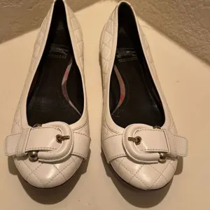 Burberry Women's 39.5 Quilted Leather Ballet Flats Cream White Buckle Toe Preppy