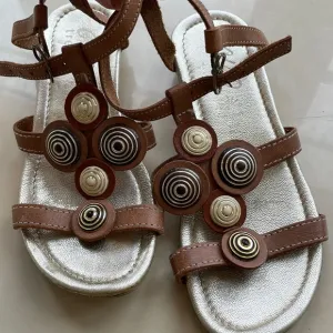 Caio by Naturino Girls’ Brown Leather Grecian Style Sandal-Size 33 Euro/2 US