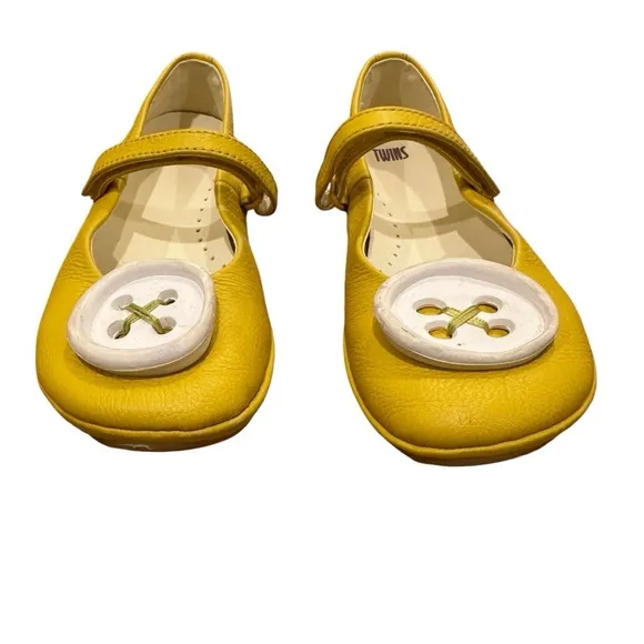 CAMPER Twins Girls Yellow Leather Ballet Flats with White Button Size 1 or 33EU