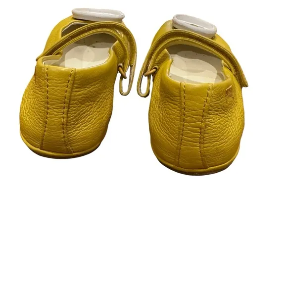 CAMPER Twins Girls Yellow Leather Ballet Flats with White Button Size 1 or 33EU