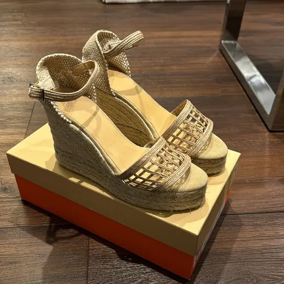 Castañer Canvas NWT Espadrilles with Jute Trim Platform with wrap around Strap.