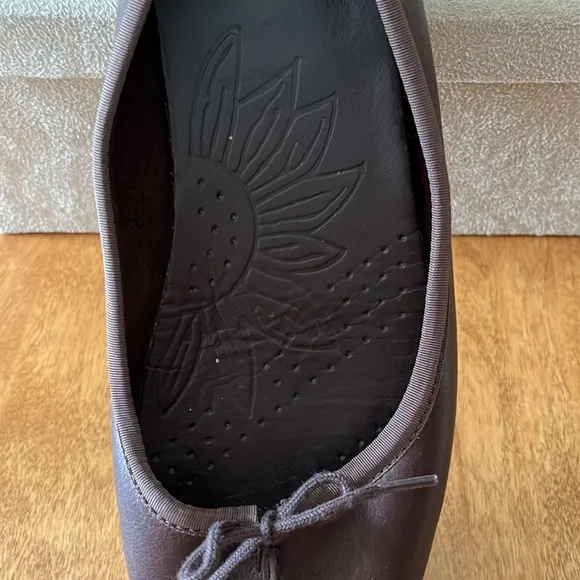 Clark's brown leather ballet flats. Size 8 1/2. Cushioned insole