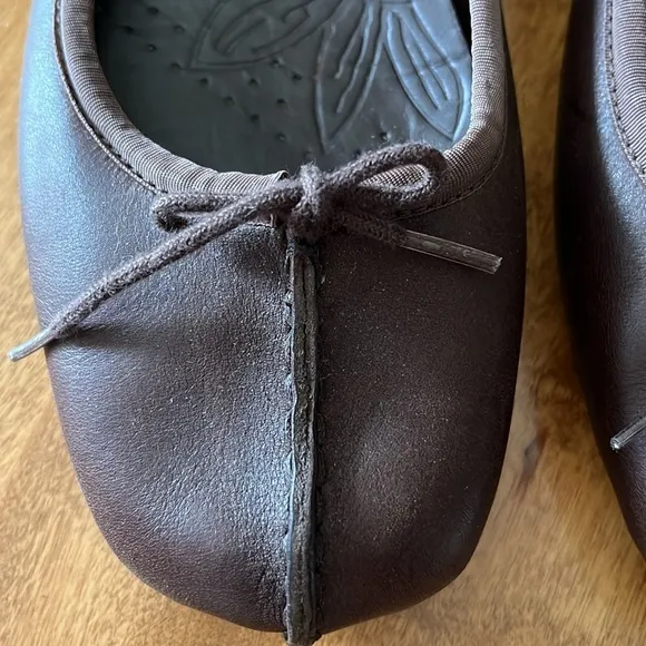 Clark's brown leather ballet flats. Size 8 1/2. Cushioned insole