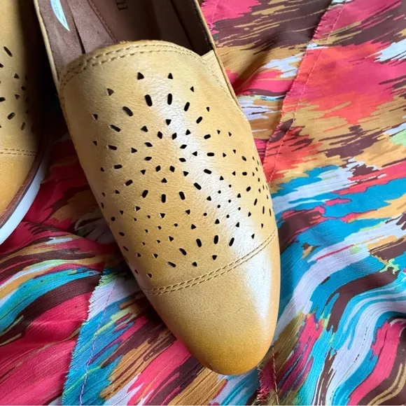 Cobb Hill Laci Gore Perforated Slip On Loafers NWOB 10M Sunbeam Leather