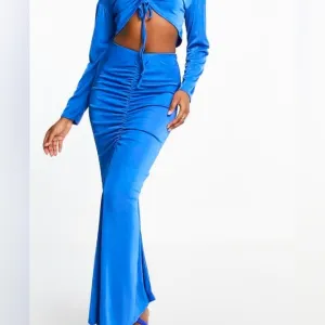 Date night fine…work your curves in this bodycon, curve accentuating maxi skirt
