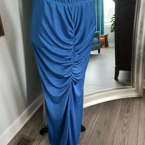 Date night fine…work your curves in this bodycon, curve accentuating maxi skirt