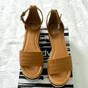 dolce vita: NEW Women Brown PlatForm Espadrilles with ankle strap, Size 10