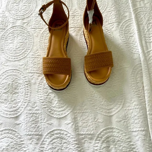 dolce vita: NEW Women Brown PlatForm Espadrilles with ankle strap, Size 10