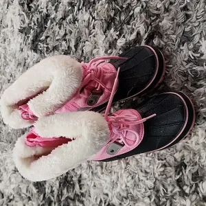 DREAM PAIRS BLACK/PINK SNOW BOOTS  ,SIZE 1,PRE-OWNED  GOOD CONDITION