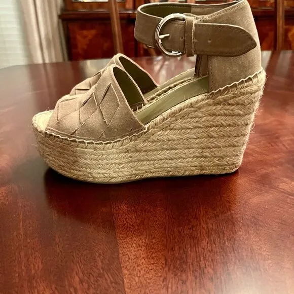 EUC Marc Fisher Adalla Jute Wedge Espadrilles Sandals Shoes Taupe Suede Size 8
